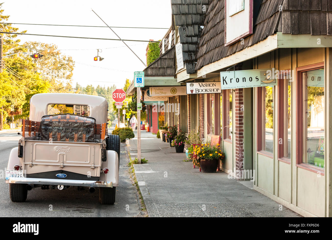 Lokale Kleinstadt Straßenszene mit alten Ford Pickup-Truck und Geschäftsviertel mit Geschäften, Vashon Island, Washington State, USA Stockfoto