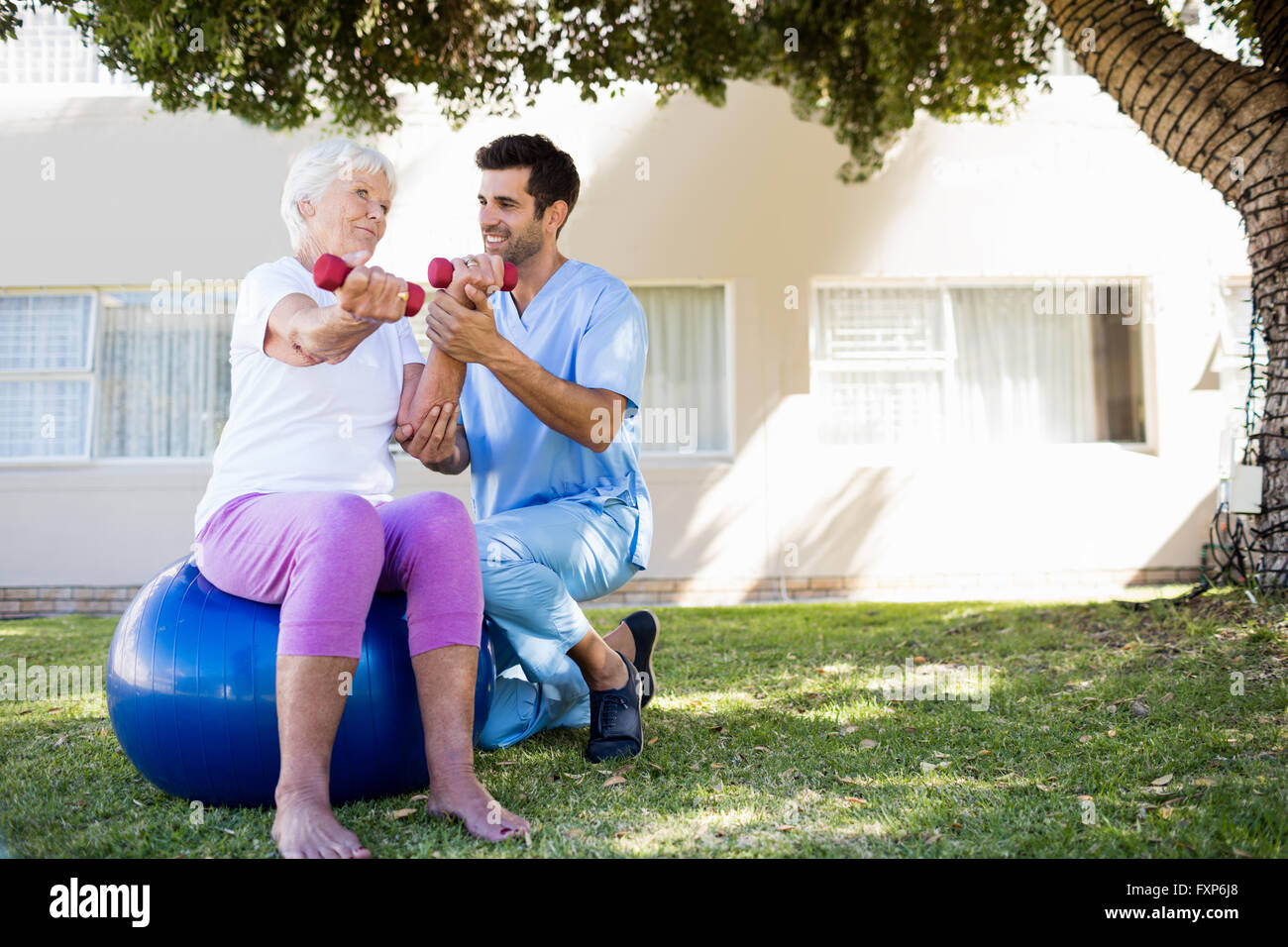 Krankenschwester helfen senior Frau Übungen Stockfoto