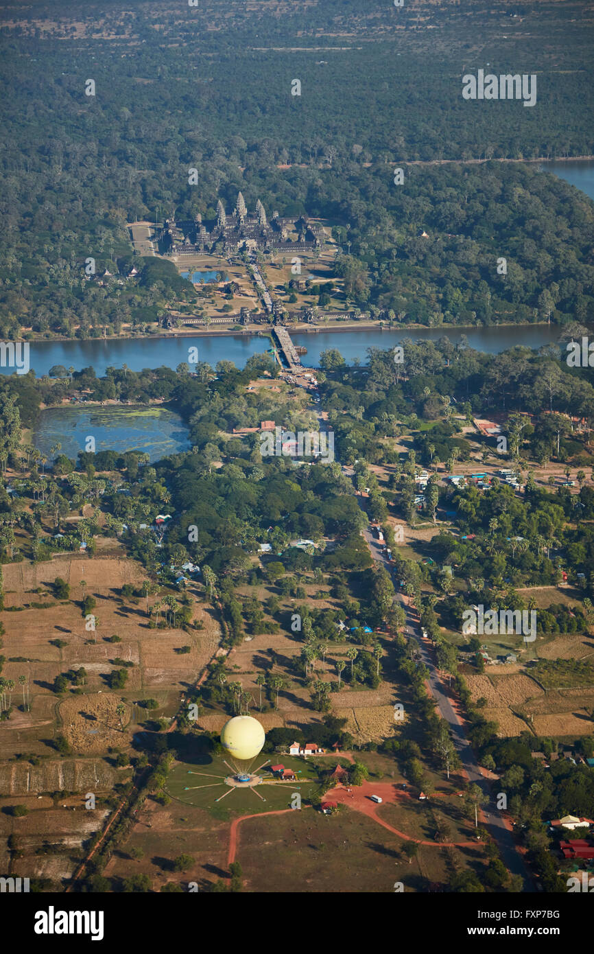 Heißluftballon und Angkor Wat, UNESCO-Weltkulturerbe, Siem Reap, Kambodscha - Antenne Stockfoto