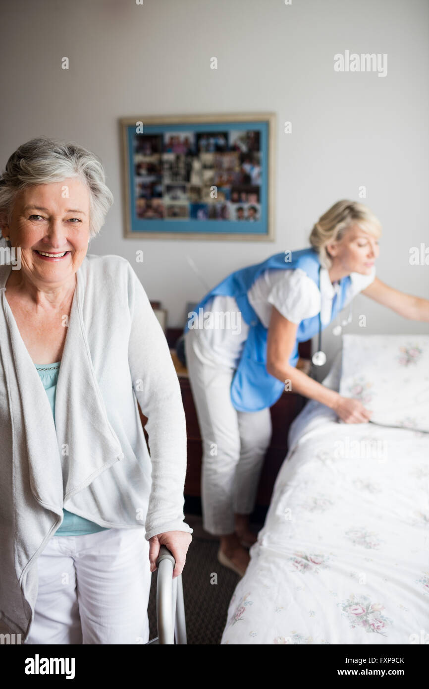 Krankenschwester und senior Frau posiert Stockfoto