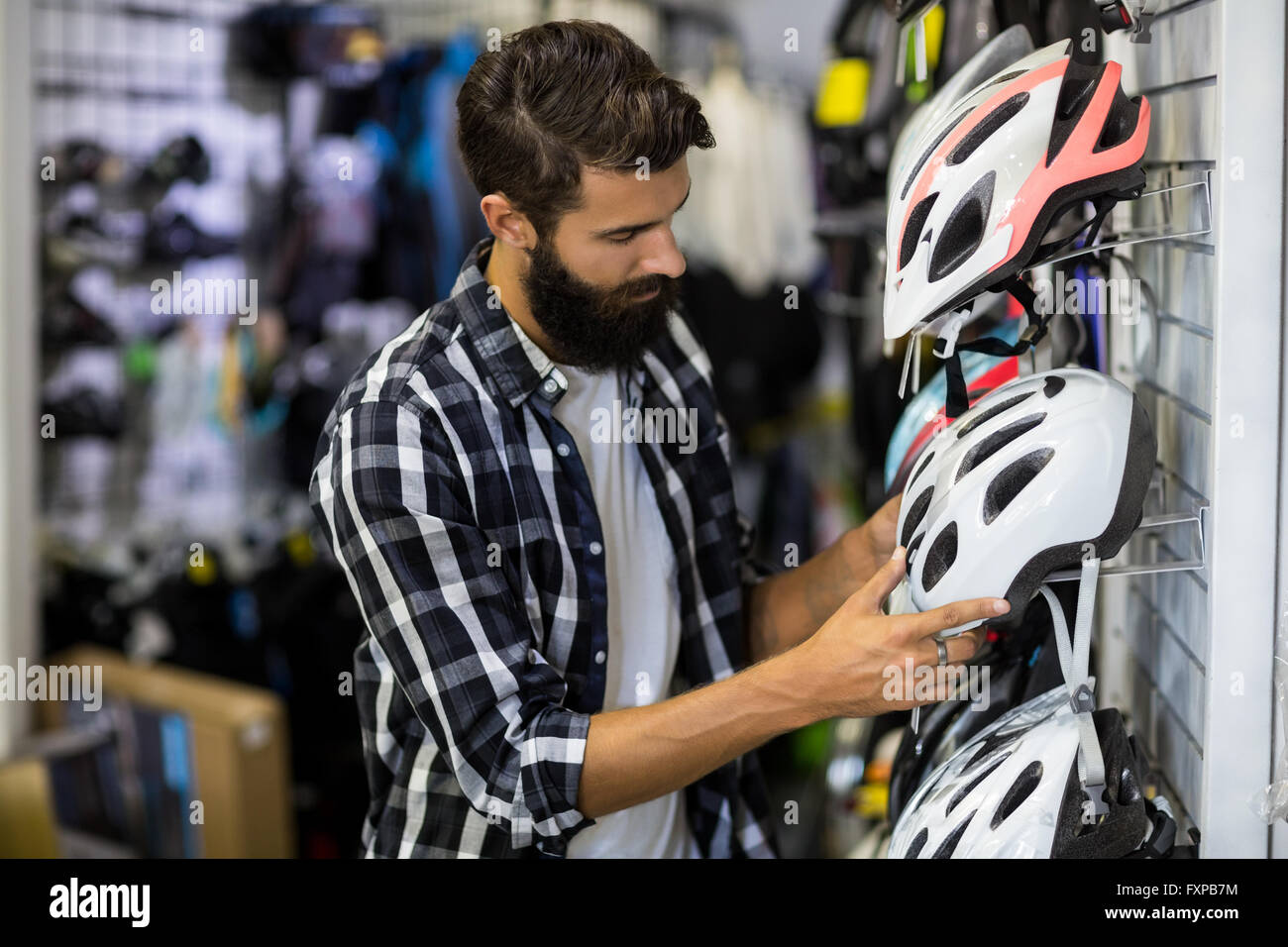 Hipster-Kunde Abholung einen Helm Stockfoto