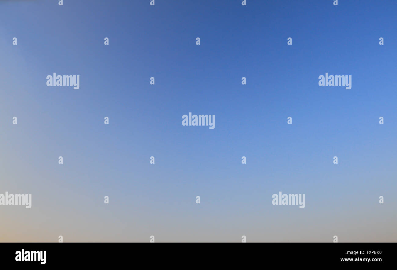Strahlend blauer Himmel - leere Leinwand. Klaren, blauen Himmel, keine Wolken. Sonniger Tag. Helligkeit, Reinheit, Einfachheit. Hintergrundbild für banne Stockfoto