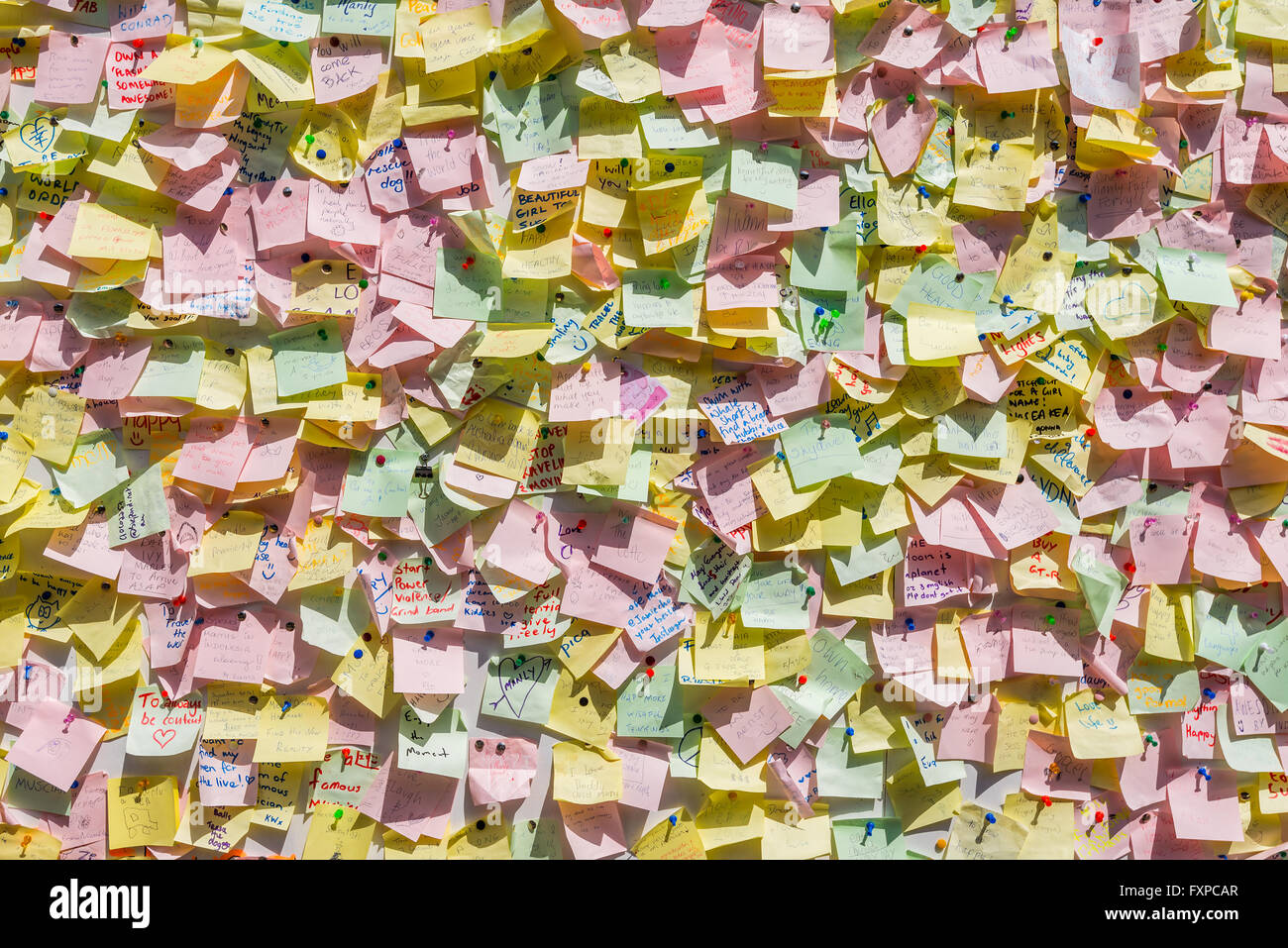 Menschen post Memo, Bekanntmachung, Anfragen und Wünsche. Hunderte von Post-It sind am schwarzen Brett am Manly Beach, Sydney angeheftet. Stockfoto