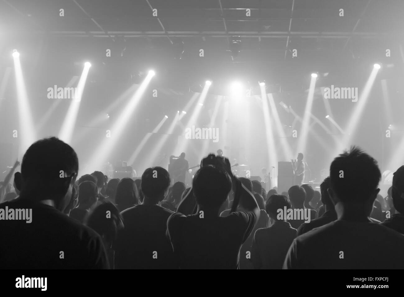 Musik Konzert Massen beleuchtet von Bühnenbeleuchtung (sehr geringe Schärfentiefe) - schwarz / weiß Stockfoto