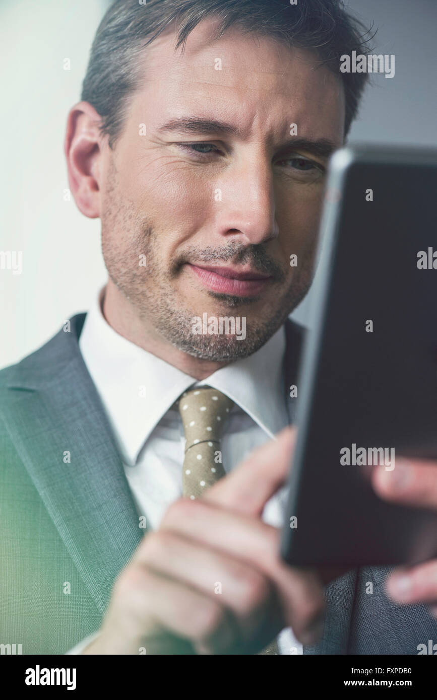 Geschäftsmann mit digitalen Tablet Stockfoto