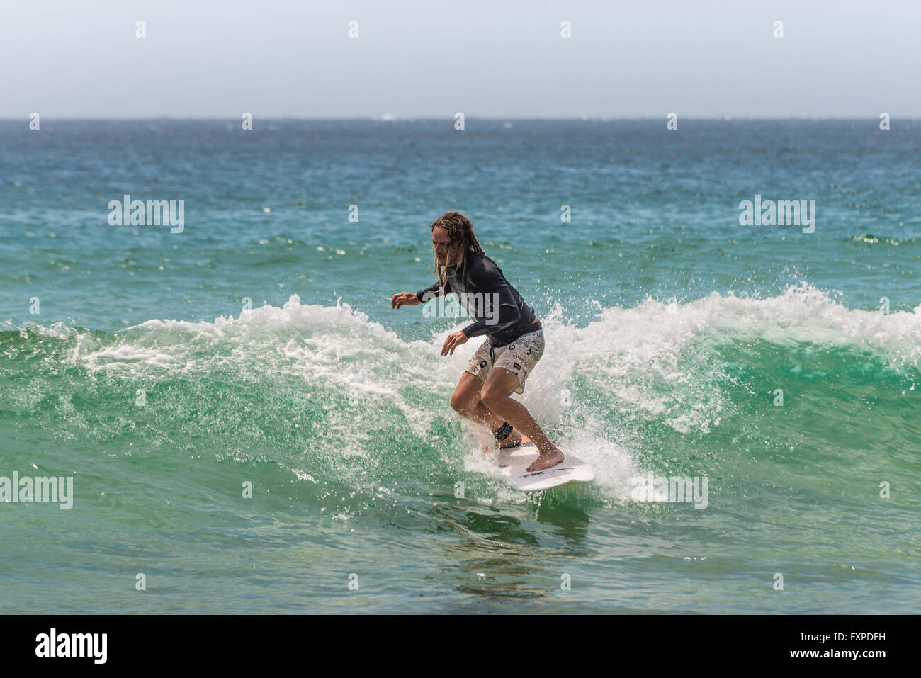 Mann reitet auf seinem Surfbrett in Richtung Ufer. Sieben Meilen vom Zentrum von Sydney, berühmten Manly beach Stockfoto