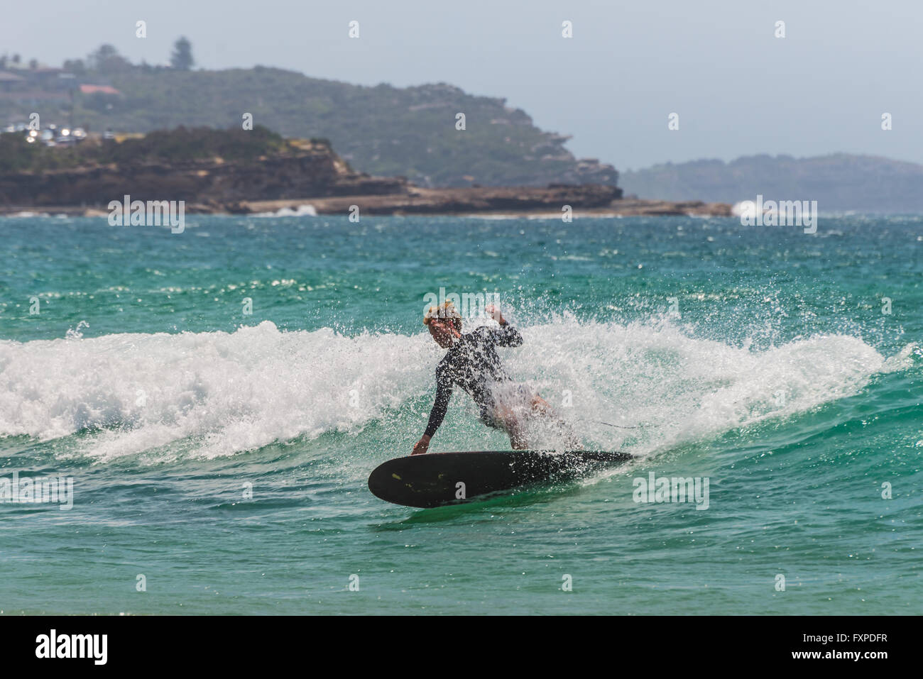 Eine australische Surfer auf der Welle. Sieben Meilen vom Zentrum von Sydney, berühmten Manly beach Stockfoto