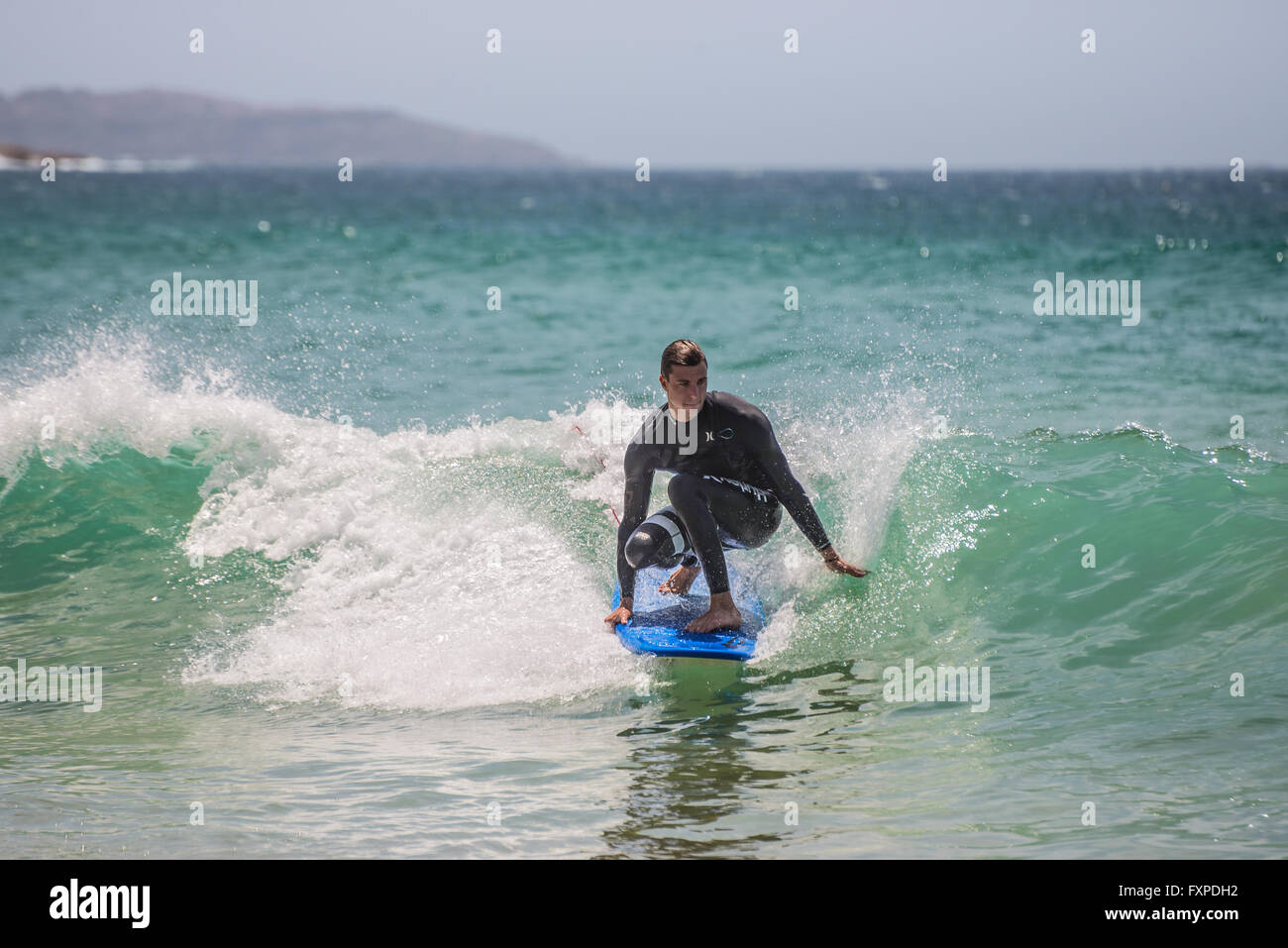 Ein Mann reitet auf seinem Surfbrett in Richtung Ufer. Sieben Meilen vom Zentrum von Sydney, berühmten Manly beach Stockfoto