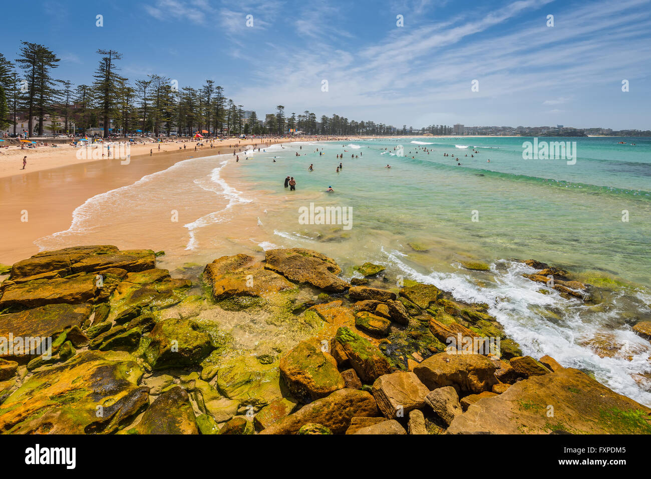 Manly Beach an einem sonnigen Sonntagmorgen, mit Touristen und Ausflügler genießen Wasser, Sydney, Australien Stockfoto