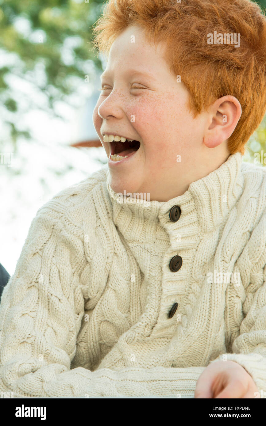 Vater und Sohn gemeinsam lachen im freien Stockfoto