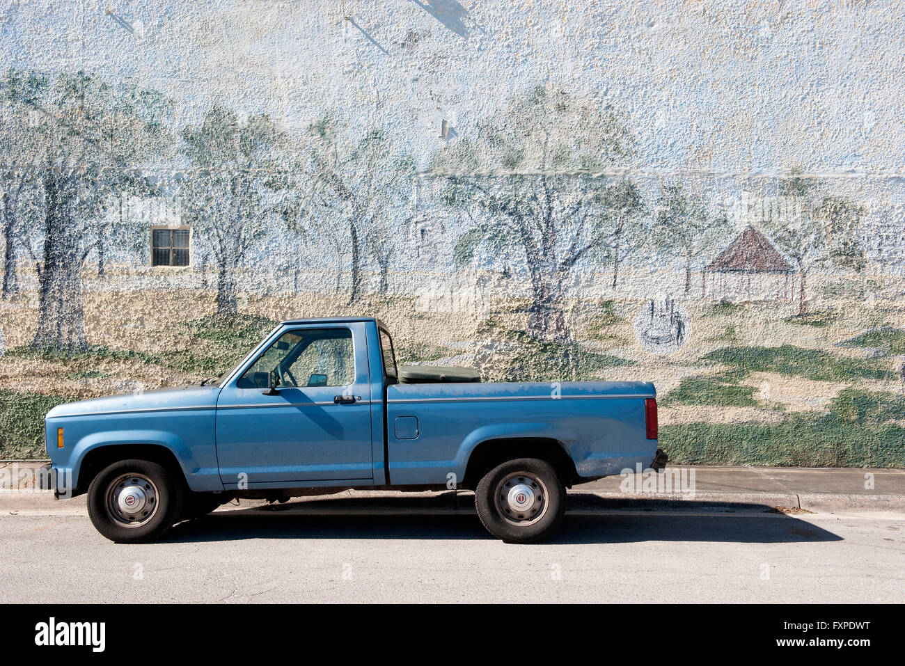 Pick-up-Truck geparkt neben Wand Wandbild gemalt Stockfoto