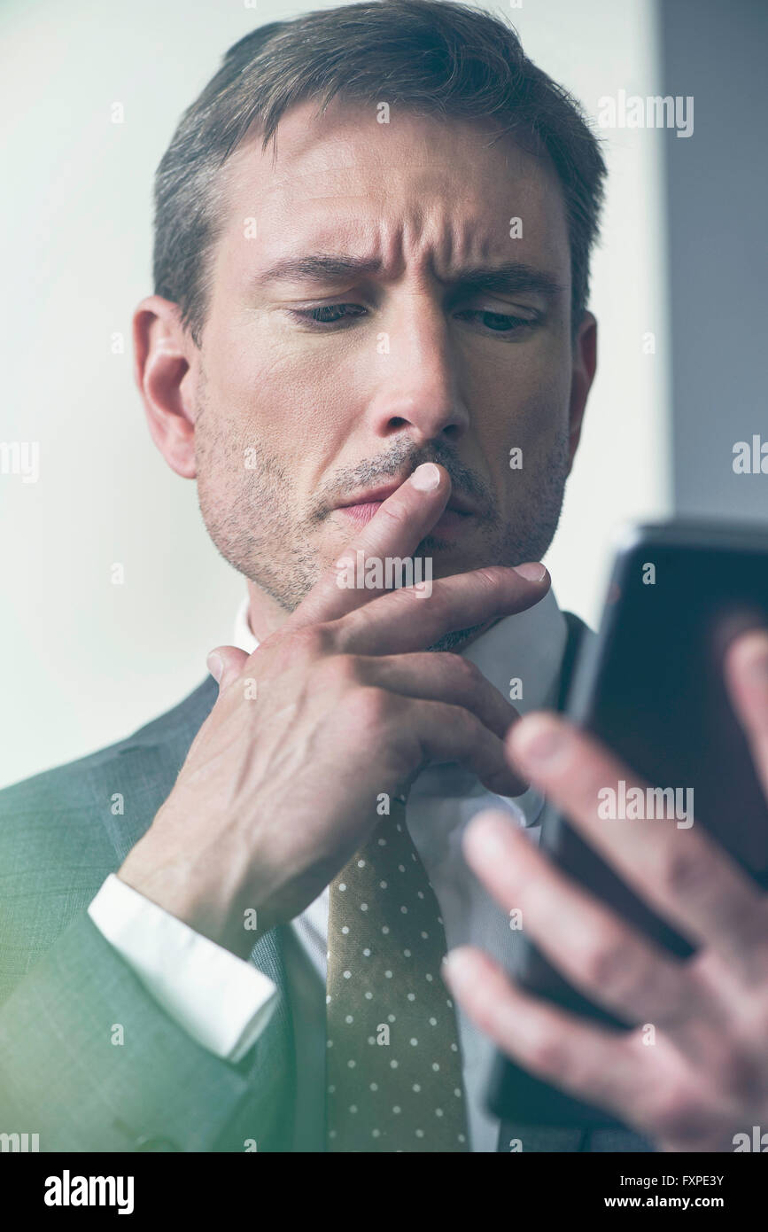 Blick auf digital-Tablette mit zerfurchte Stirn Geschäftsmann Stockfoto