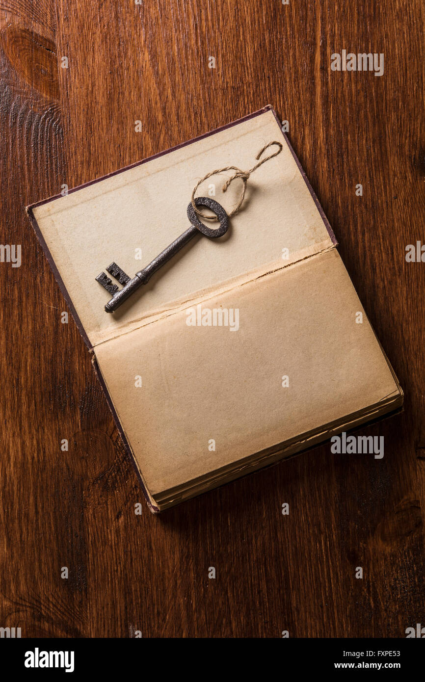 Alte Schlüssel über ein offenes Buch Stockfoto