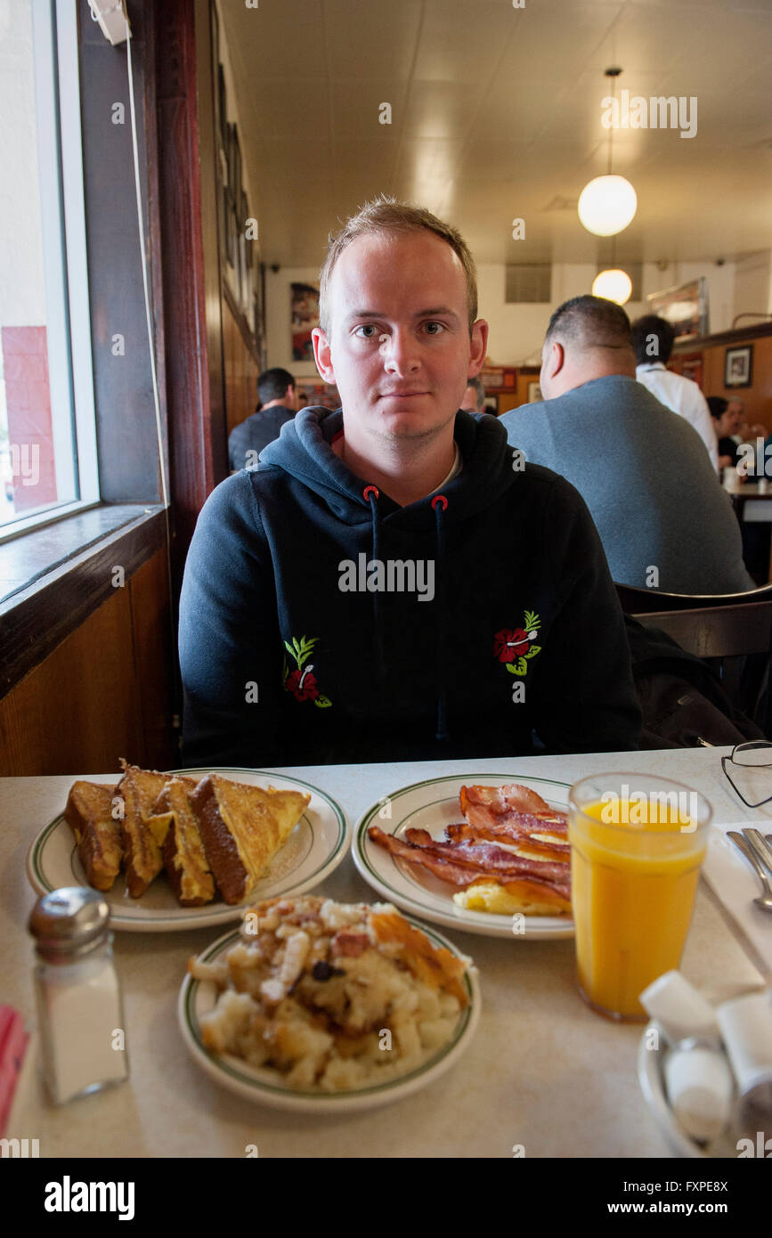 Mann beim Frühstück im diner Stockfoto