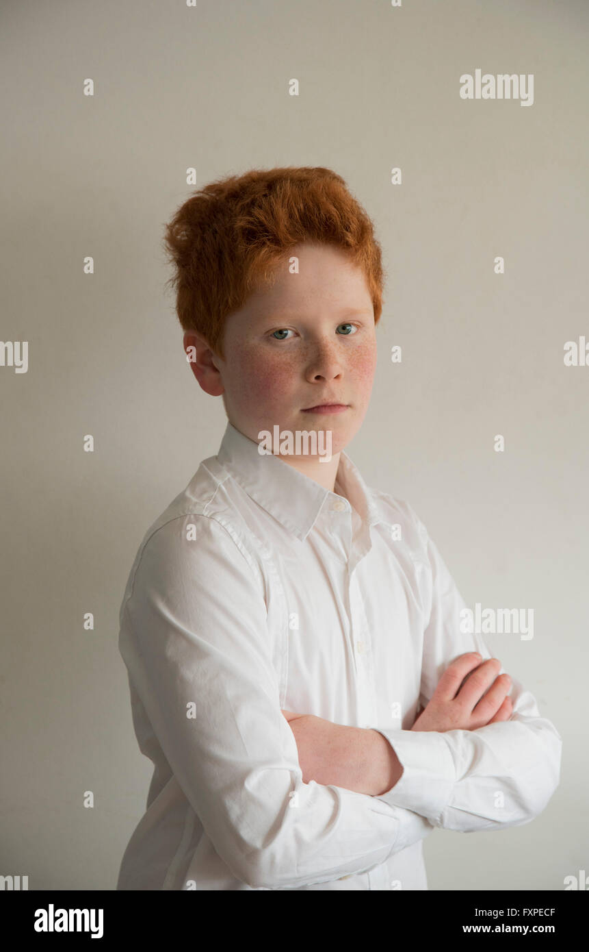 Junge mit verschränkten Armen, portrait Stockfoto