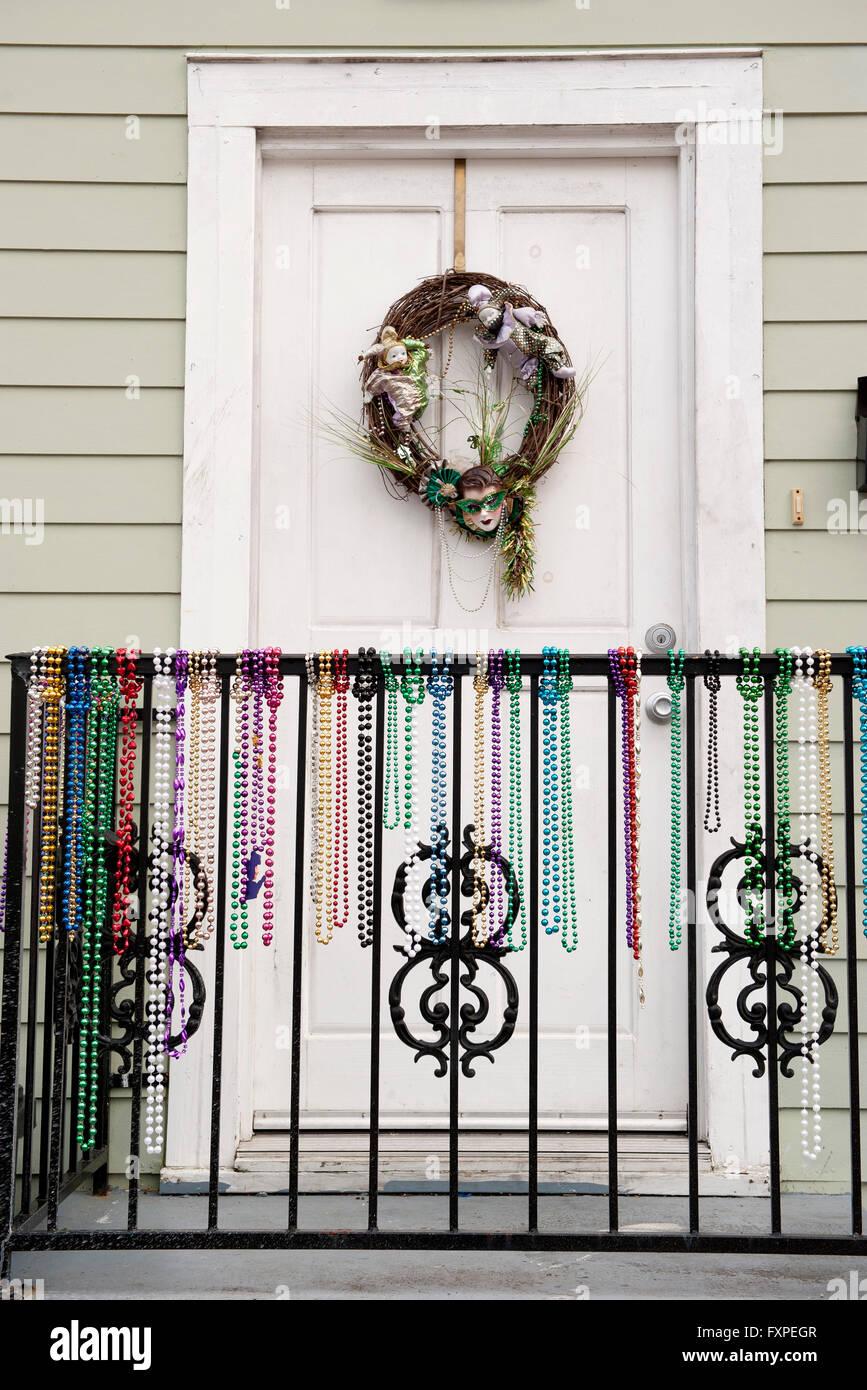Festliche Kranz und Faschingsdienstag Perlen am Eingang zum Haus Stockfoto