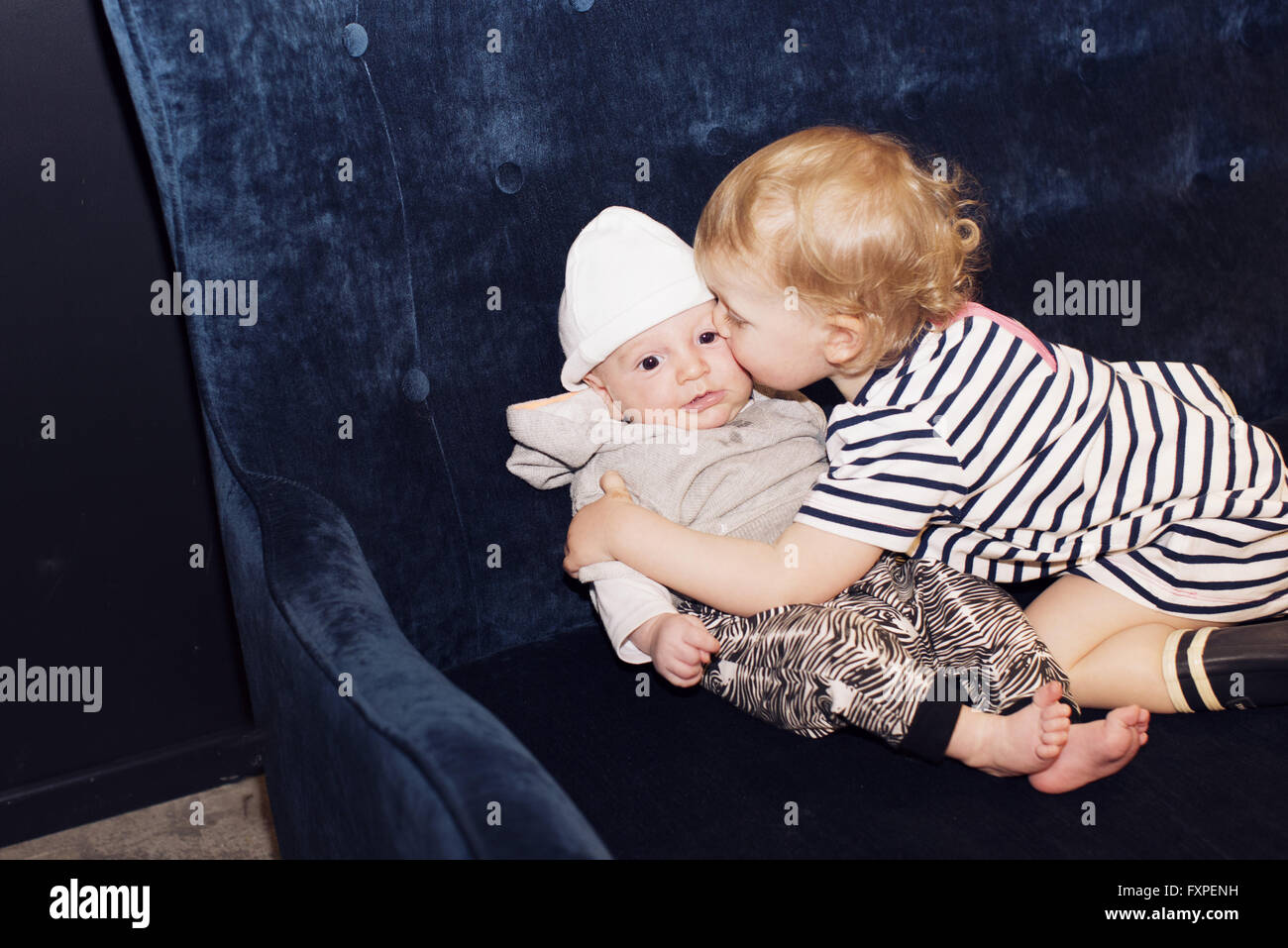 Kleinkind umarmen Säugling Geschwister Stockfoto