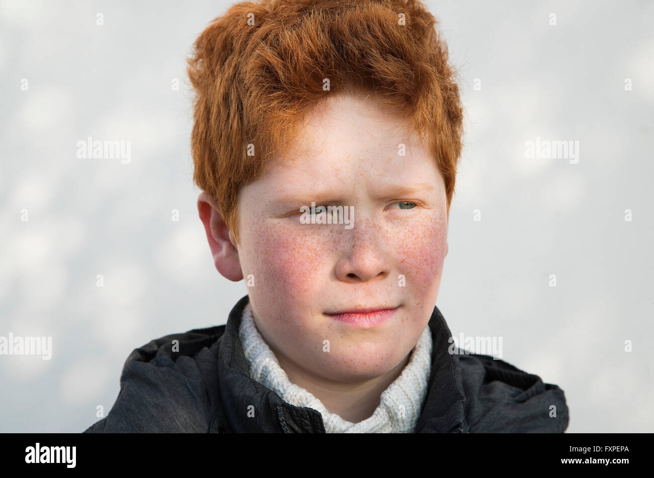 Junge wegsehen in Gedanken, Porträt Stockfoto