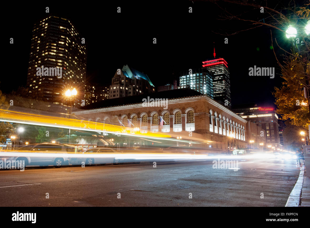 Lichtspuren vom Verkehr auf der Straße in der Nacht Stockfoto