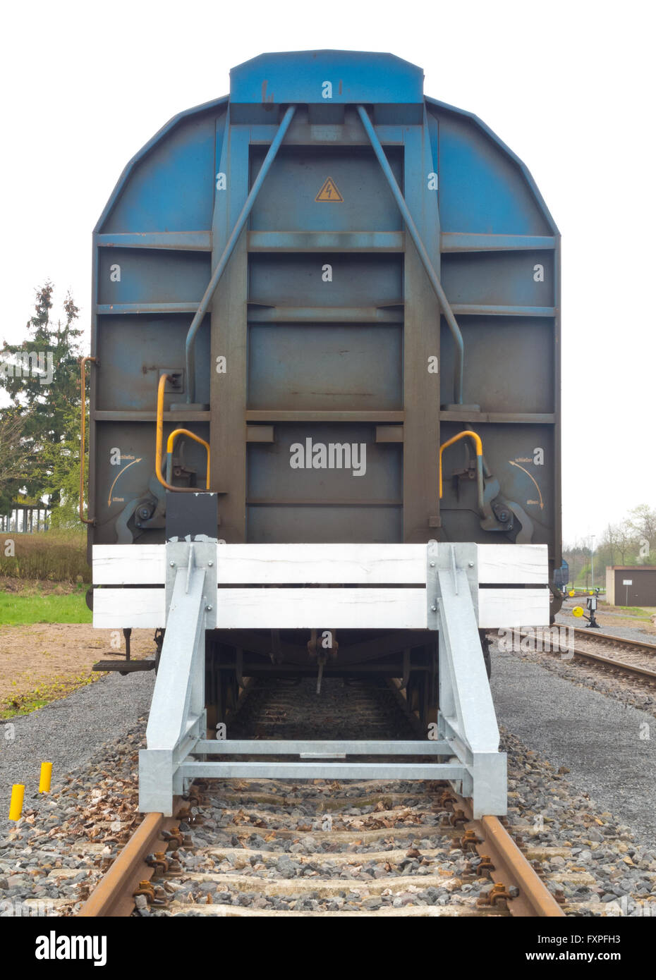 Gedeckte Güterwagen auf Abstellgleise mit Puffer Stopps Stockfoto