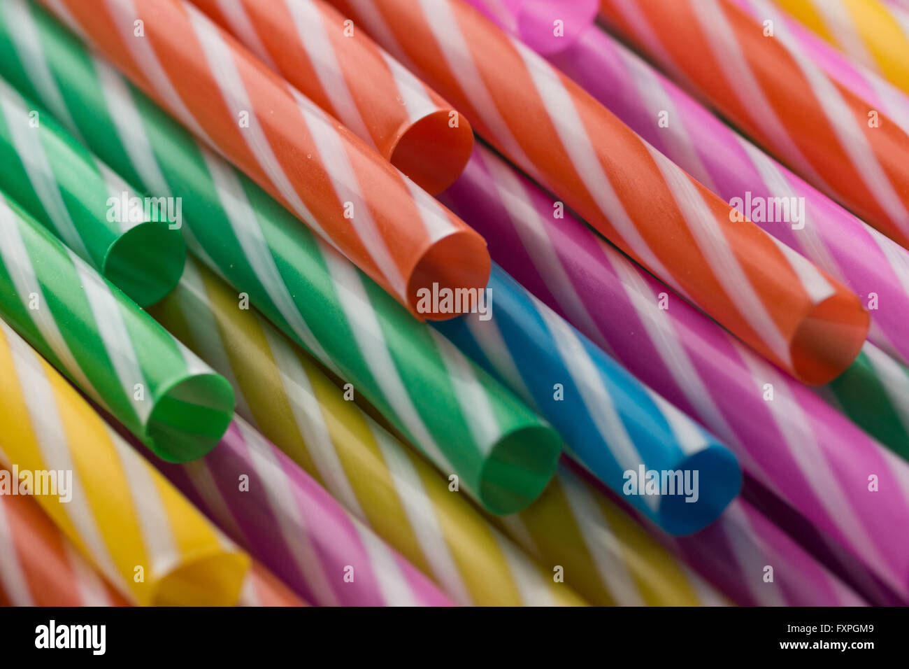 Bild mit hoher Auflösung zeigen mehrere farbige Trinkhalme. Stockfoto