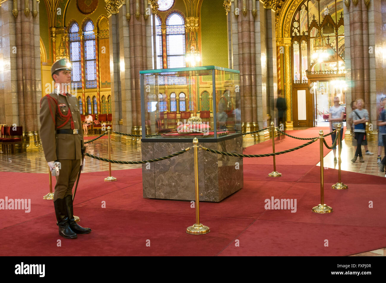 Die ungarische Krone wird von Mitgliedern der ungarischen Armee bewacht. Es ist in seiner Vitrine öffentlich ausgestellt Stockfoto