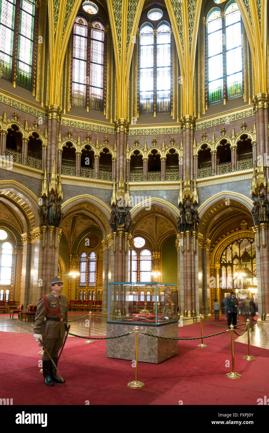 Die ungarische Krone wird von Mitgliedern der ungarischen Armee bewacht. Es ist in seinem Schaufenster in der Mitte öffentlich ausgestellt Stockfoto