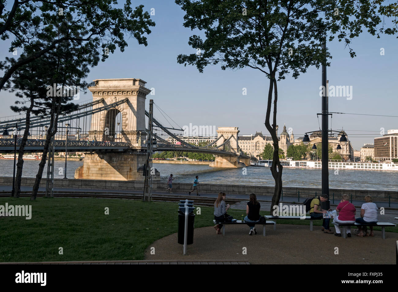 Die älteste Brücke und der erste, der die beiden Städte Buda und Pest verbinden ist die Kettenbrücke, die der Fluss Da umfasst Stockfoto