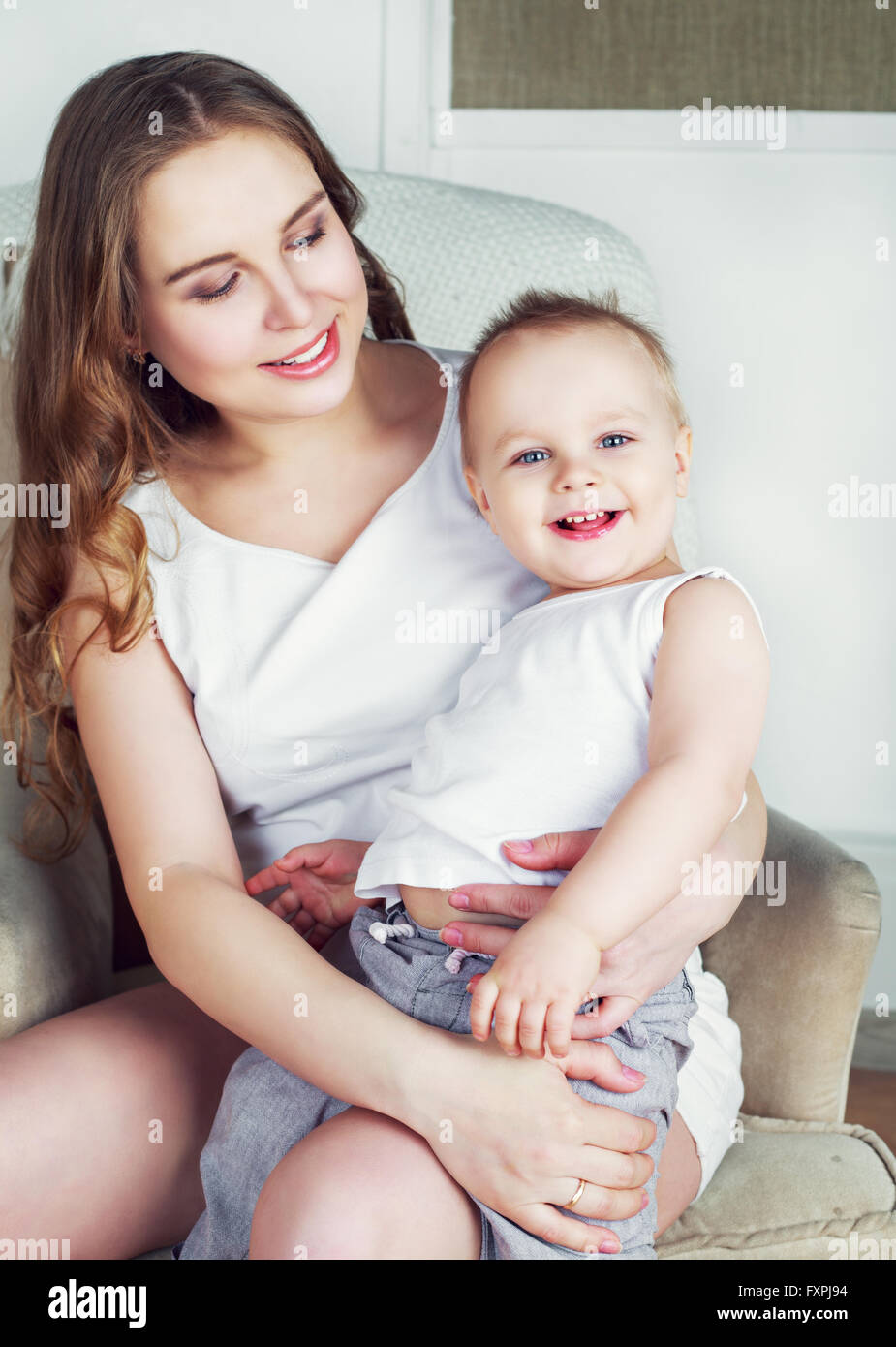 glückliche schöne Mutter mit ihrem einjährigen Sohn, Studio gedreht Stockfoto