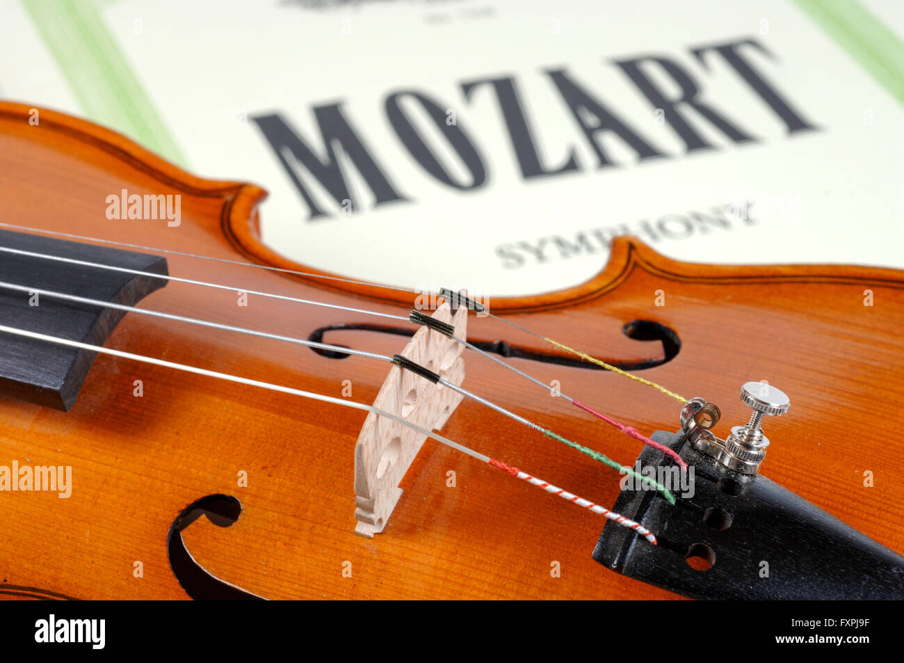 Detail der Geige als Musikinstrument des Orchesters Stockfoto