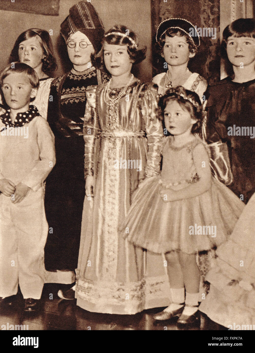 Prinzessin Elizabeth, die Zukunft Königin Elizabeth II., auf einem Kostümfest mit ihrer Schwester Margaret 1934 Stockfoto