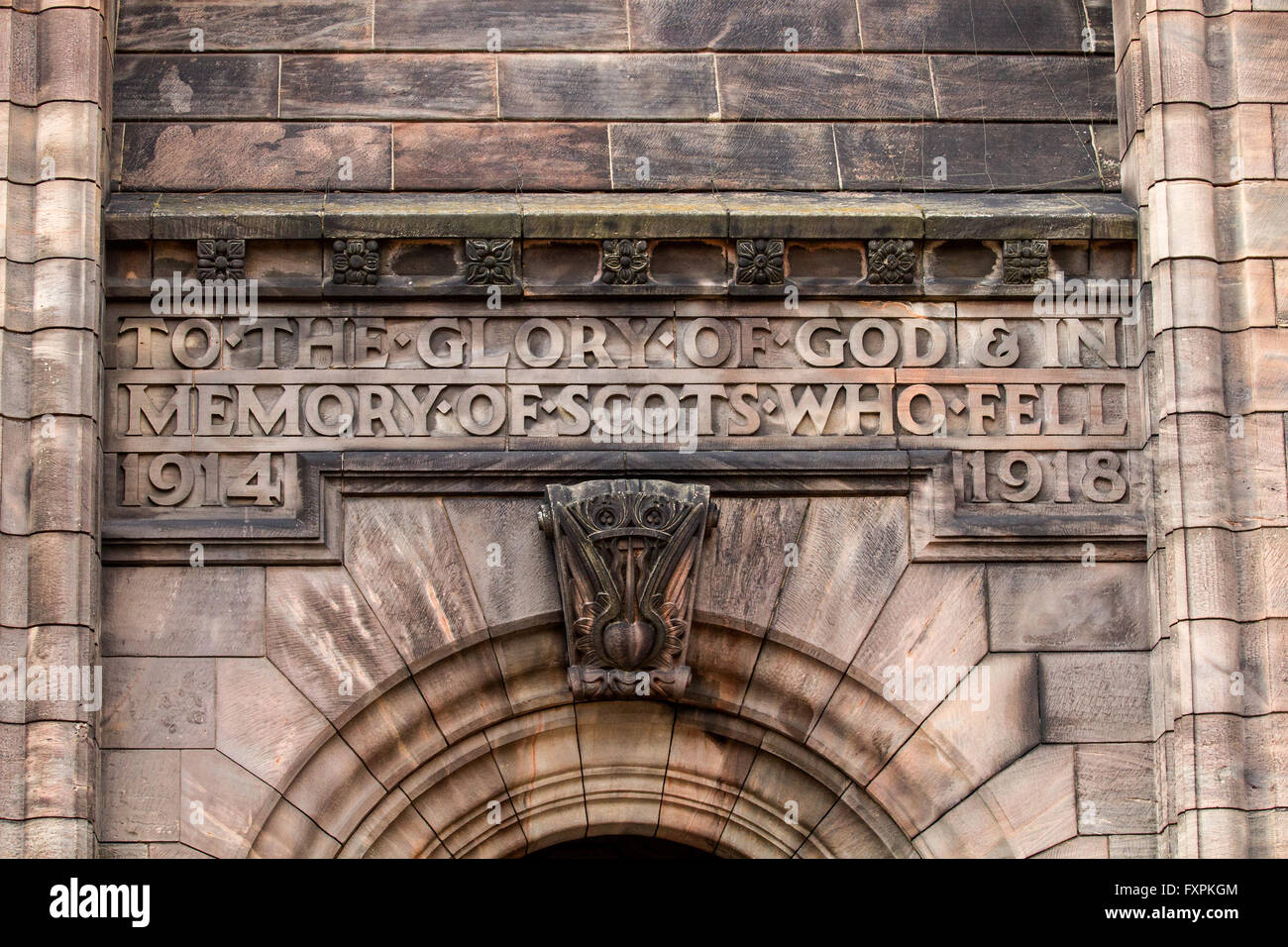 Inschrift "zur Ehre Gottes & in Erinnerung an Schotten gefallenen 1914-1918' Edinburgh Castle in Schottland, Großbritannien Stockfoto