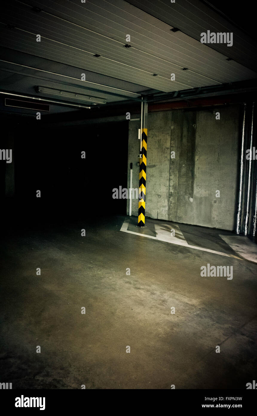 Eingang zu einem unterirdischen Garage in einem Spiegel Stockfotografie -  Alamy