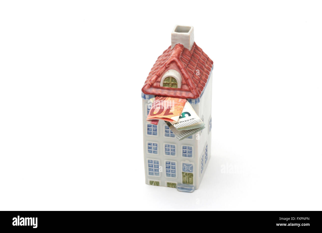 Eine Spardose in Form eines Hauses mit Geld gefüllt Stockfotografie - Alamy