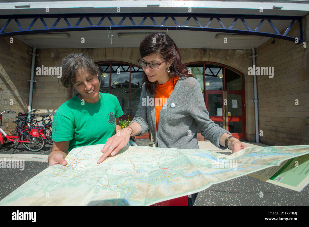 Frauen lesen Karte außen Stirling Zyklus Hub Stockfoto