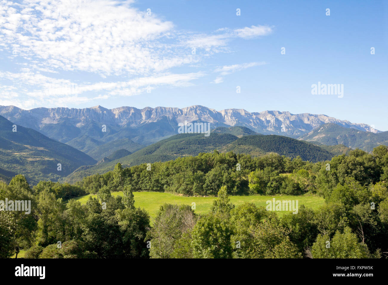 Die Serra del Cadi ist ein Gebirgszug im Norden (Pre-Pyrenäen) von Katalonien (Spanien). Blick von der Cerdanya. Stockfoto