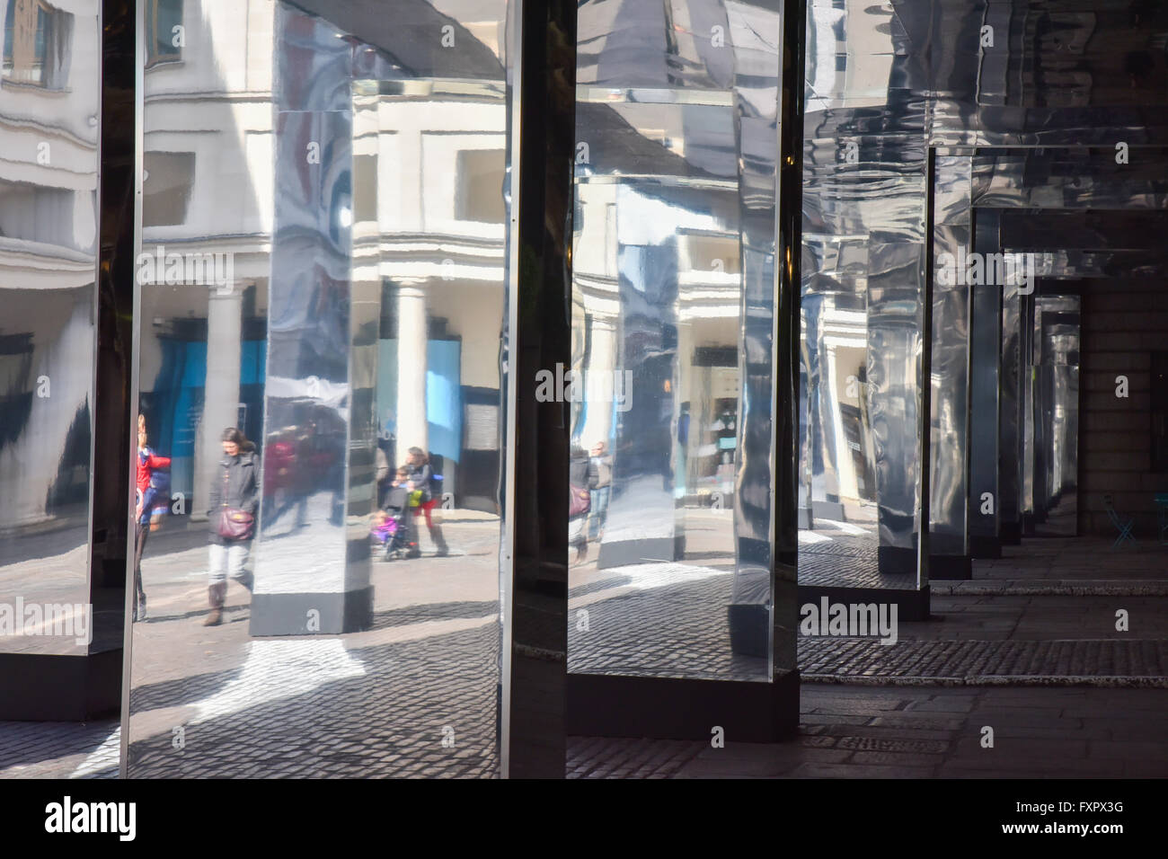 Covent Garden, London, UK. 17. April 2016. Covent Garden hat 32.000 qm der Spiegel. Reflektieren London ich Stockfoto