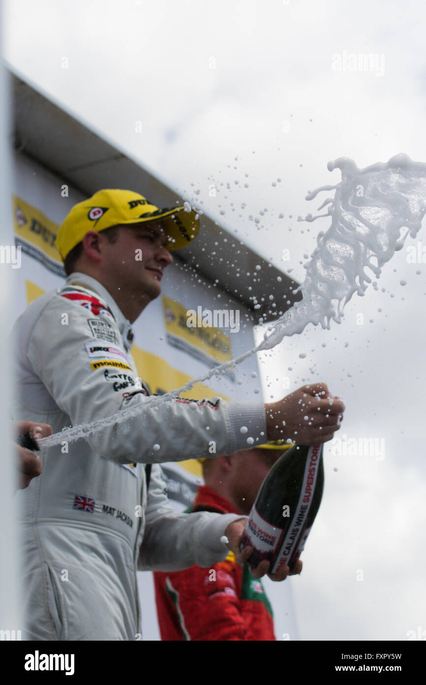 Castle Donington, Derby, UK. 17. April 2016. BTCC Rennfahrer Mat Jackson und Motorbase Leistung während der Dunlop MSA British Touring Car Championship in Donington Park Circuit (Foto: Gergo Toth / Alamy Live News) Stockfoto