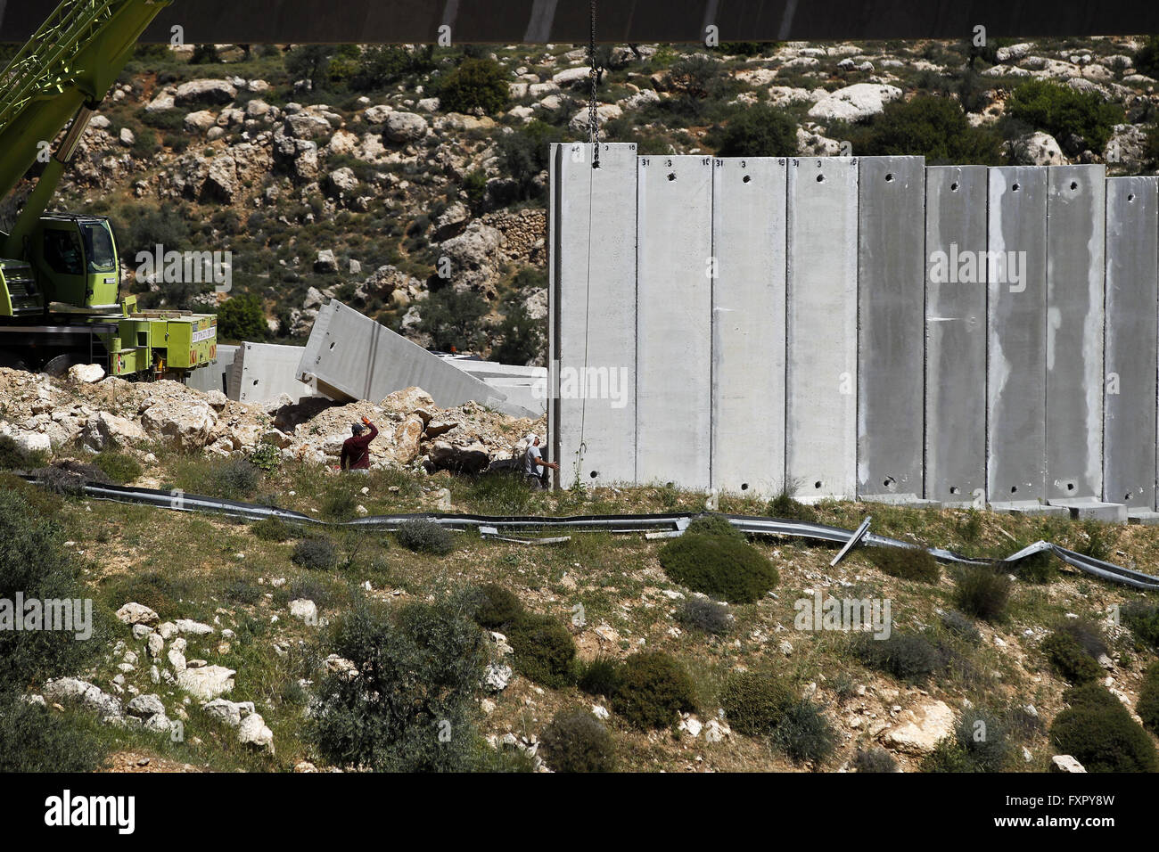 Beit Jala, Westjordanland, Palästinensische Gebiete. 17. April 2016. Israelische Arbeitnehmer legen Sie einen neuen Abschnitt der israelischen Sperranlage konkrete in Cremisan Tal, angrenzend an christlichen palästinensischen Stadt Beit Jala am 17. April 2016. Der ursprüngliche Verlauf der Barriere war geplant, um das Kloster Cremisan aus dem benachbarten Kloster und Weinberge zu trennen aber Anschluss an eine palästinensische Berufung Israels High Court gab zwei separate Urteile in 2015 Bestellung der Regierung auf Alternativrouten gleichzeitig Arbeit weiterhin auf das Segment der Barriere nicht direkten Einfluss auf die Mo Stockfoto