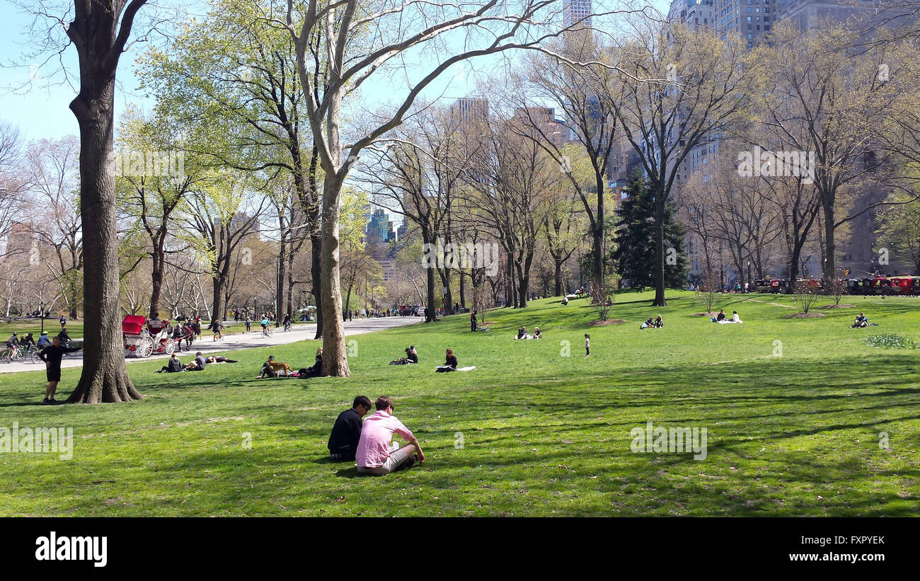 New York, USA. 16. April 2016. New Yorker Central Park genießen, Samstag, 16. April 2016.  Schönen Frühling Wetter in New York dieses Wochenende brachte NewYorker aus, um das Wetter zu genießen und lassen die Sehenswürdigkeiten und Klänge der neuen Saison. Bildnachweis: Adam Stoltman/Alamy Live-Nachrichten Stockfoto