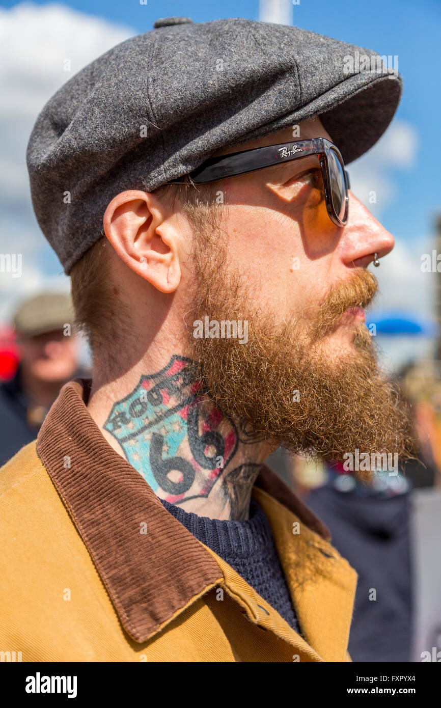 Ein Mann mit Route 66 Tattoo am Hals an der klassischen Flohmarkt King's Cross, London England Großbritannien Stockfoto