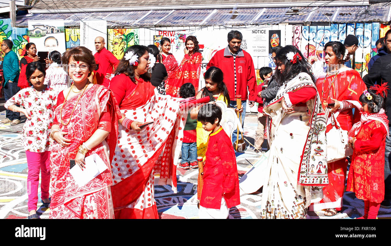 Toronto, Kanada. 16. April 2016. Poeple gekleidet in Südost-Asien-Trachten, die Teilnahme an Bengali New Year Festival in der Nähe von Danforth Avenue, Toronto, Kanada am 16. April 2016 Credit: CharlineXia/Alamy Live News Stockfoto