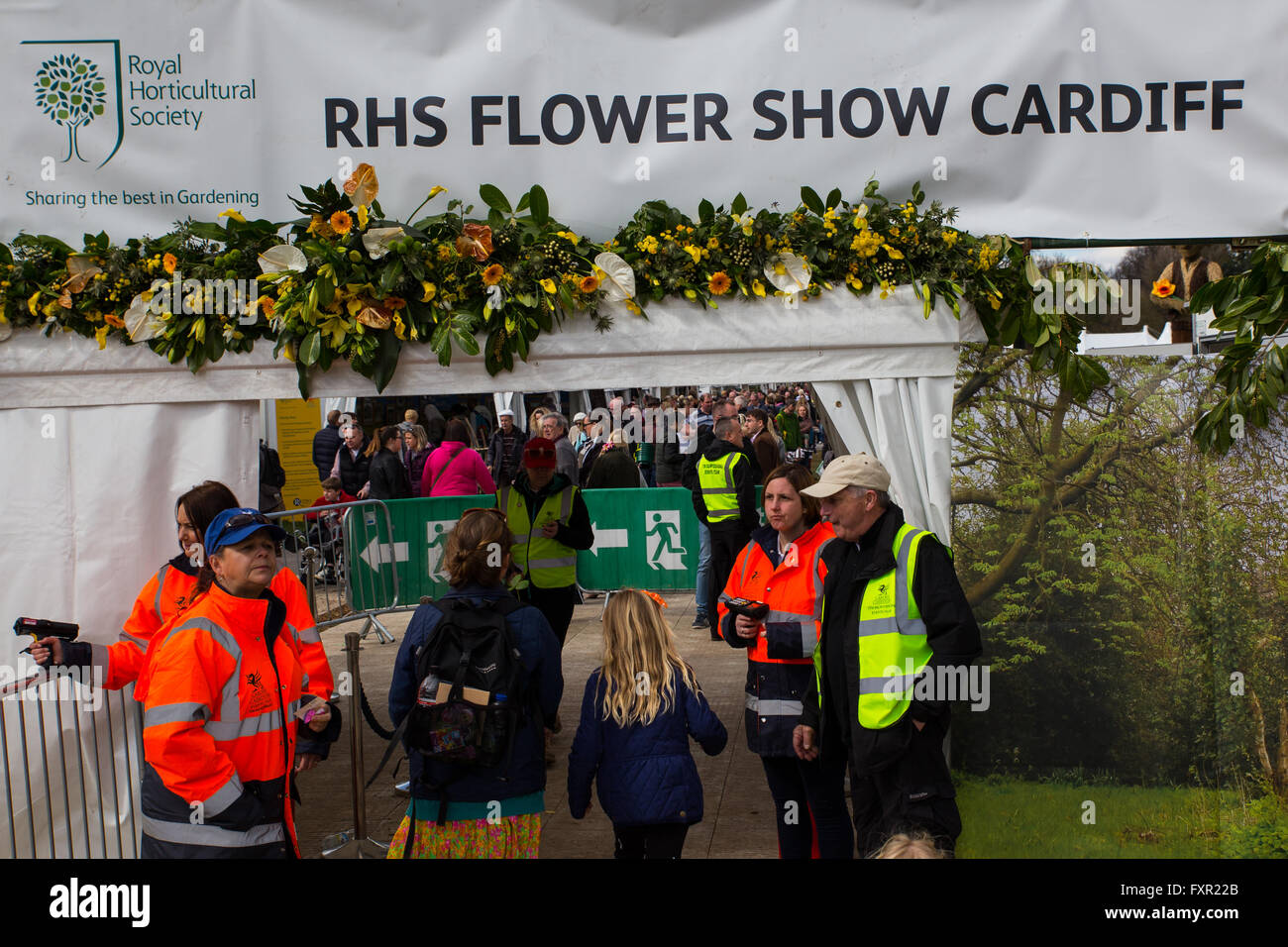 Der Royal Horticultural Society zeigen in Cardiff, 17. April 2016. Tausende von Menschen strömten zu die Ausstellungen zu sehen, Displays und Aussteller Stände Blume, wie Cardiff Feines trockenes Wetter für die meisten das Wochenende genossen. Bildnachweis: Chris Stevenson/Alamy Live-Nachrichten Stockfoto