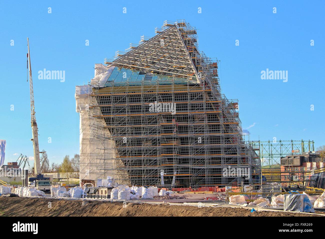 Danzig, Polen 17. April 2016 Gdansk 04.17.2016 die Baustelle des Museum des zweiten Weltkrieges in Danzig gesehen. Mit Beschluss der Minister der Kultur Piotr Glinski Museum wird liquidiert werden. Nach der Entscheidung des Ministers ist das Museum des zweiten Weltkrieges mit der Westerplatte-Museum auch Konzept des Museums verbinden völlig verändert und die Namen - für das Kriegsmuseum und Westerplatte 1939. Stockfoto