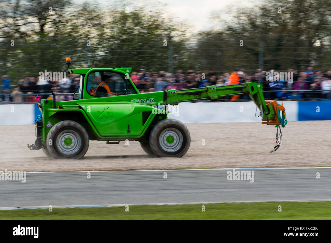 Castle Donington, Derby, UK. 17. April 2016. Erholung LKW während der Dunlop MSA British Touring Car Championship in Donington Park Circuit (Foto: Gergo Toth / Alamy Live News) Stockfoto