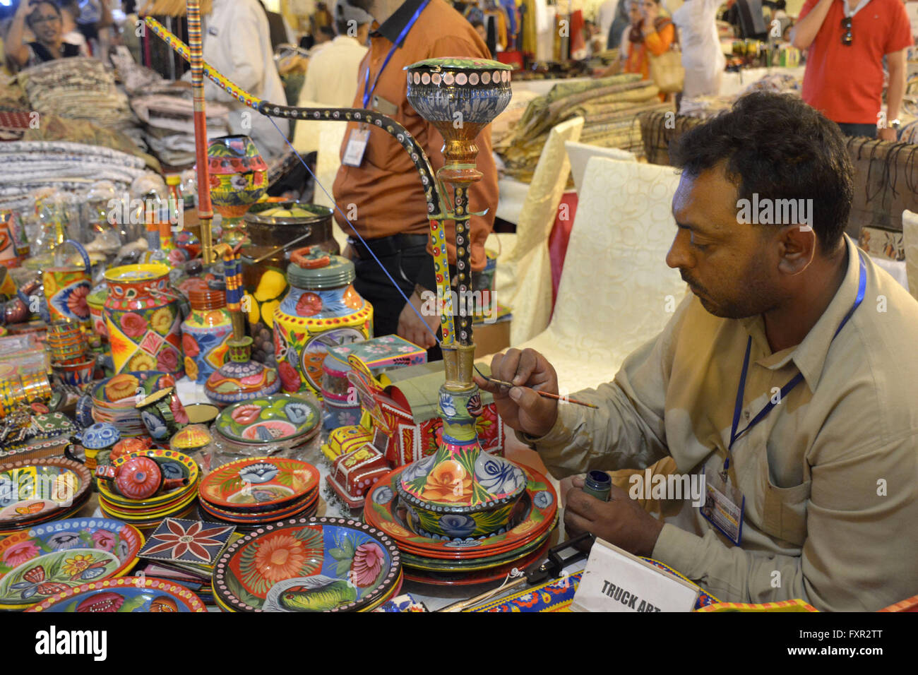 Lahore. 17. April 2016. Ein pakistanischer Künstler schmückt ein Hoka in Kunst und Handwerk Ausstellung im östlichen Pakistan Lahore am 17. April 2016. Mehr als 500 Teilnehmer aus ganzen Land beteiligen sich an einem zweitägigen Kunst und Handwerk Ausstellung in Lahore. Bildnachweis: Sajjad/Xinhua/Alamy Live-Nachrichten Stockfoto