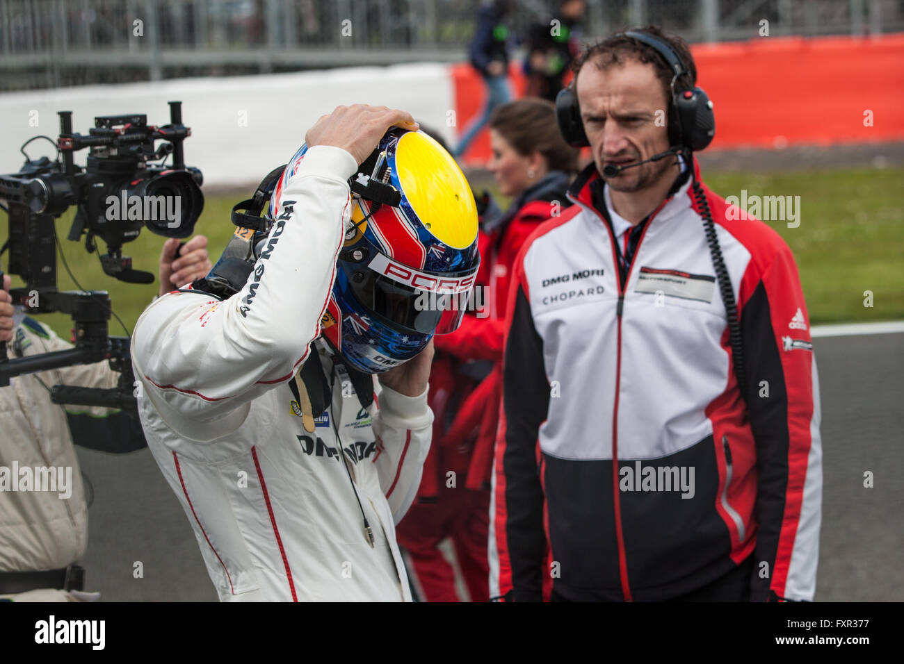 Silverstone im Vereinigten Königreich. 17. April 2016. Mark Webbar arbeitet Porsche 919 Hybrid-Treiber immer bereit für die 6 Stunden von Silverstone Credit: Steven Reh/Alamy Live News Stockfoto