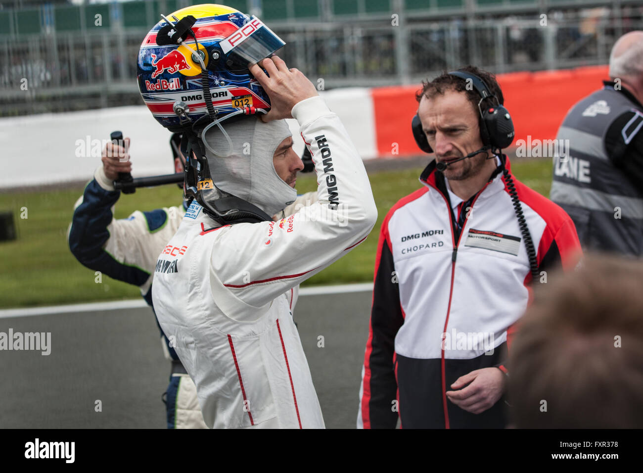 Silverstone im Vereinigten Königreich. 17. April 2016. Mark Webbar arbeitet Porsche 919 Hybrid-Treiber immer bereit für die 6 Stunden von Silverstone Credit: Steven Reh/Alamy Live News Stockfoto