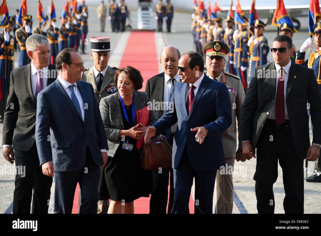 17. April 2016 kommt in Ägypten - Kairo, Ägypten - der französische Präsident Francois Hollande, für einen 2-tägigen Staatsbesuch, für bilaterale Gespräche und Handelsabkommen mit französischen Unternehmen. (Ägyptische Präsidentschaft Handout Foto). Stockfoto