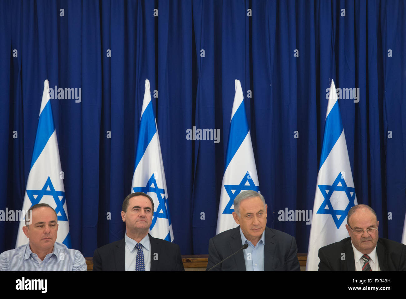 (160417)--JERUSALEM, 17 April (Xinhua)--der israelische Ministerpräsident Benjamin Netanyahu (2., R) leitet die wöchentlichen Kabinettssitzung in den israelischen kontrollierten Golanhöhen, 17. April 2016. Der israelische Ministerpräsident Benjamin Netanyahu schwor Sonntag, dass die im Anhang der israelischen Golan-Höhen "forever" unter israelischer Kontrolle in einer ersten Kabinettssitzung auf dem umkämpften Gebiet bleiben. (Xinhua/JINI) Stockfoto